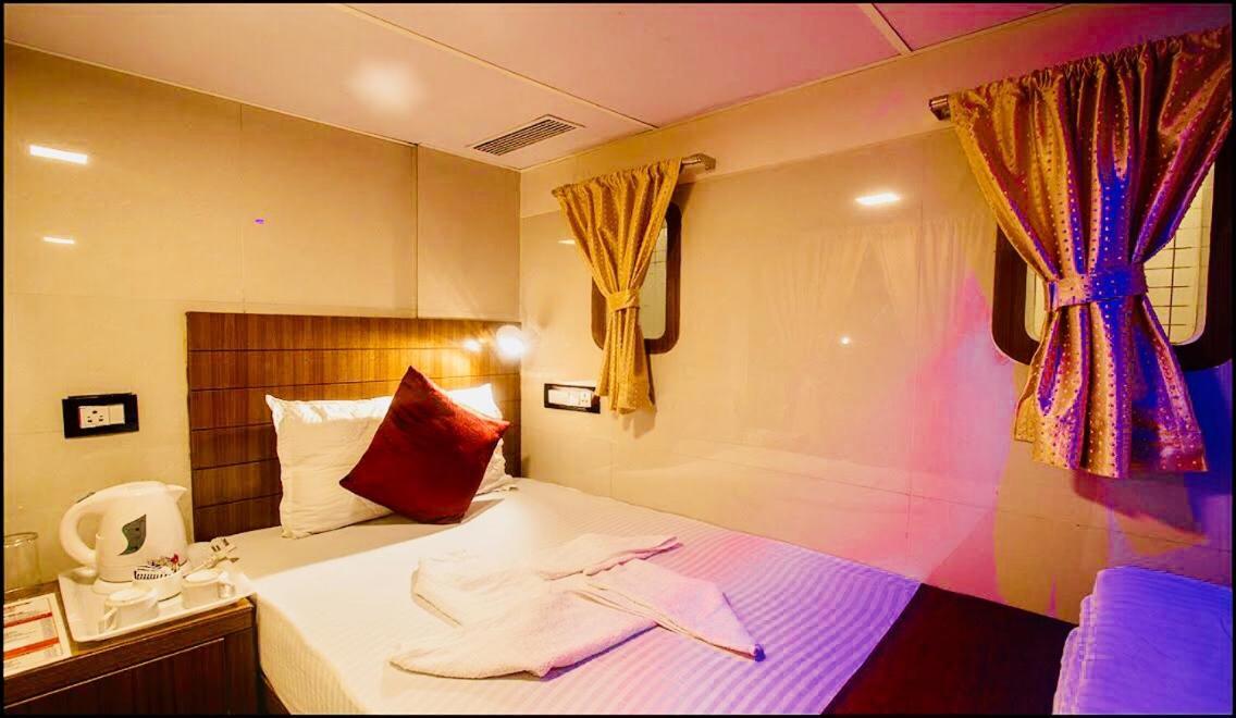 Single Bed Mixed Dormitory Room